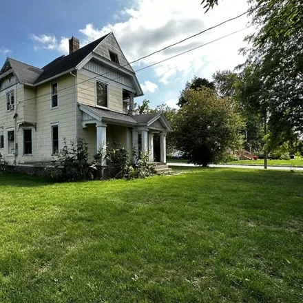 Buy this studio house on 109 East Pine Street in Lake Mills, WI 53551