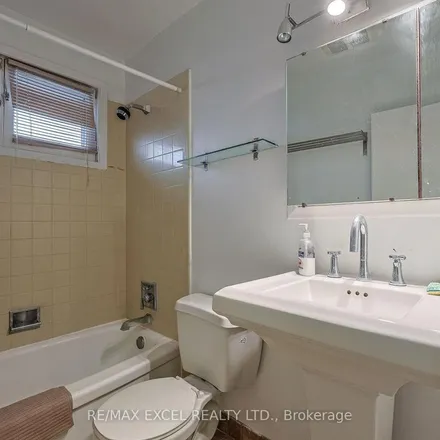 Image 4 - 241 Burnett Avenue, Toronto, ON M2N 1S3, Canada - Apartment for rent