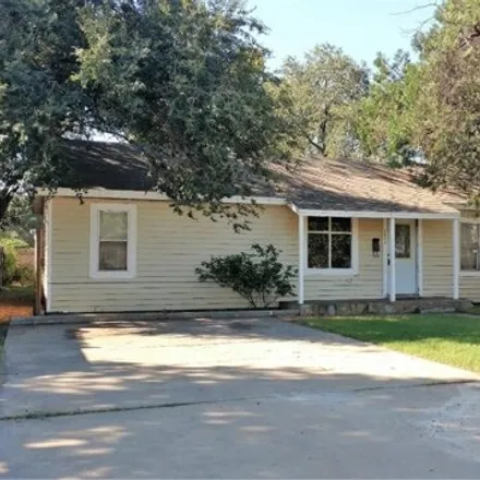 Rent this 2 bed house on 2407 22nd Place in Lubbock, TX 79411