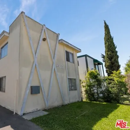 Rent this 2 bed condo on 5394 Blackwelder Street in Los Angeles, CA 90016