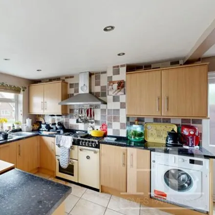 Image 9 - 1 Somerville Drive, Pound Hill, RH10 3TF, United Kingdom - House for sale