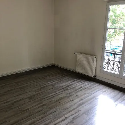 Image 2 - 1 v Place Gambetta, 75020 Paris, France - Apartment for rent