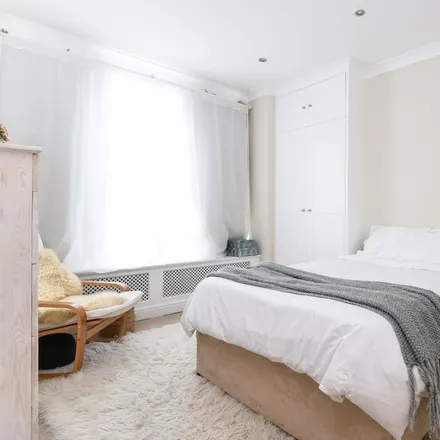 Image 5 - Badminton Road, London, SW12 8BN, United Kingdom - Apartment for rent