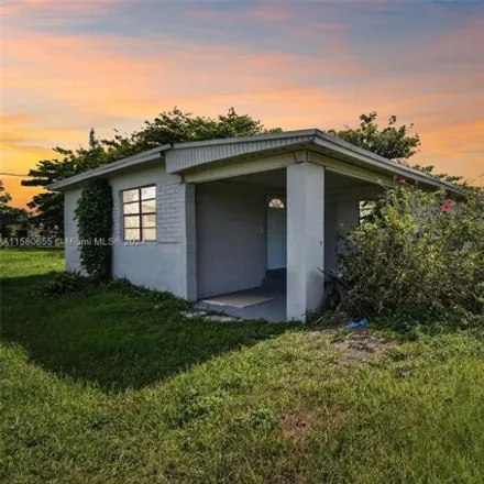 Buy this studio house on 11400 Northwest 22nd Avenue in Miami-Dade County, FL 33167