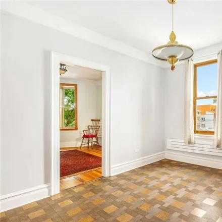Image 8 - 23-20 33rd Street, New York, NY 11105, USA - House for sale