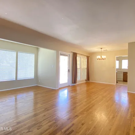 Image 4 - 10956 Gerald Avenue, Los Angeles, CA 91344, USA - House for sale