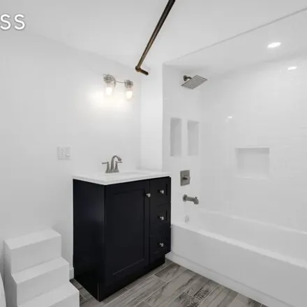 Image 2 - 21 East 18th Street, New York, NY 11226, USA - House for sale