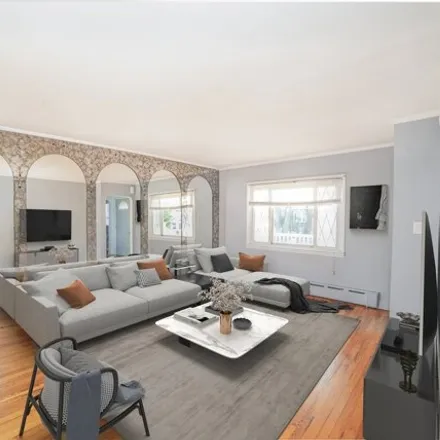 Image 5 - 81-23 252nd Street, New York, NY 11426, USA - House for sale