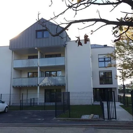 Rent this 3 bed apartment on 152 Avenue du Général Gallieni in 76130 Mont-Saint-Aignan, France