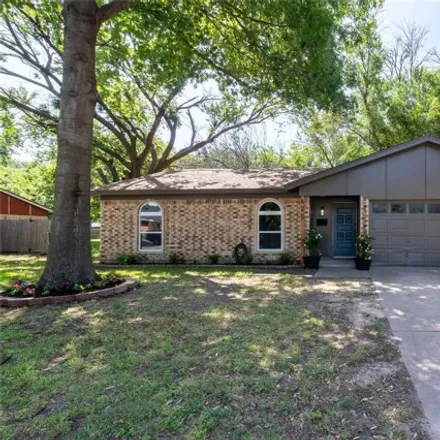 Image 2 - 655 Lynnewood Avenue, Burleson, TX 76028, USA - House for sale
