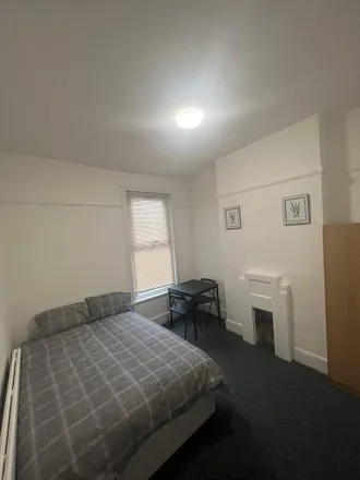 Rent this 5 bed room on Morval Road in London, SW2 1DQ