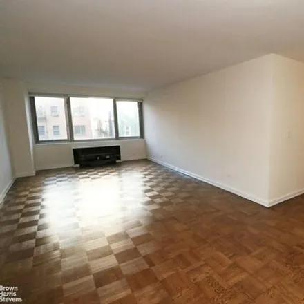 Image 8 - 424 East 82nd Street, New York, NY 10028, USA - Condo for rent