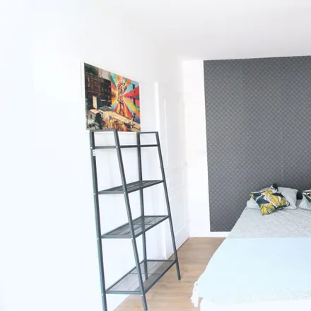 Image 2 - 64 Rue Madame de Sanzillon, 92110 Clichy, France - Room for rent