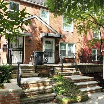 Image 1 - 33-12 206th Street, New York, NY 11361, USA - House for sale