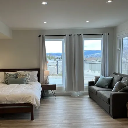 Rent this 5 bed house on Crawford in Kelowna, BC V1W 1T3