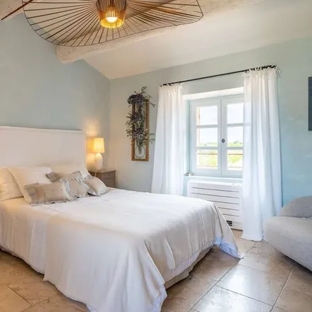 Rent this 7 bed house on Bonnieux in Chemin des Croix, 84480 Bonnieux
