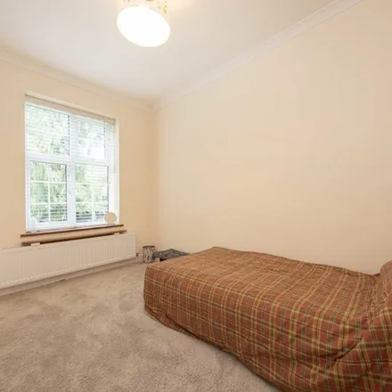 Rent this 3 bed apartment on Turnberry Close in London, NW4 1JL
