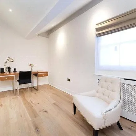Rent this 4 bed townhouse on 66 Park Street in London, W1K 2JS