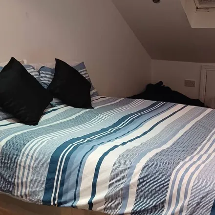 Rent this 3 bed house on London in IG6 1ET, United Kingdom