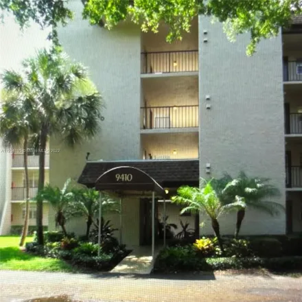 Buy this 2 bed condo on 9406 Poinciana Place in Pine Island Ridge, Davie