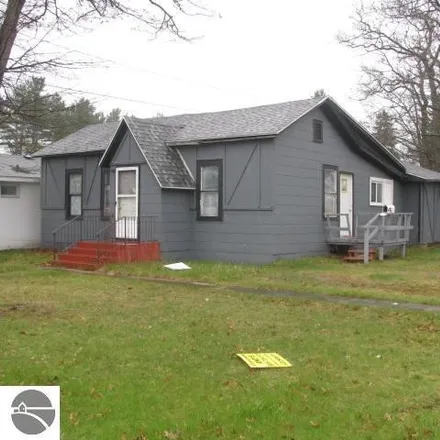Buy this studio house on 1040 East Bay Street in East Tawas, Iosco County