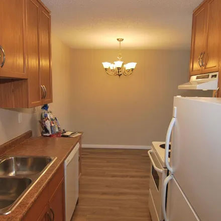 Image 9 - Crestmark, 10842 107 Avenue NW, Edmonton, AB T5H 2Y5, Canada - Apartment for rent
