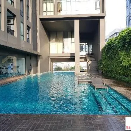 Rent this 1 bed apartment on Soi Rama IX Yaek 26-1-2-3 in Huai Khwang District, Bangkok 10310