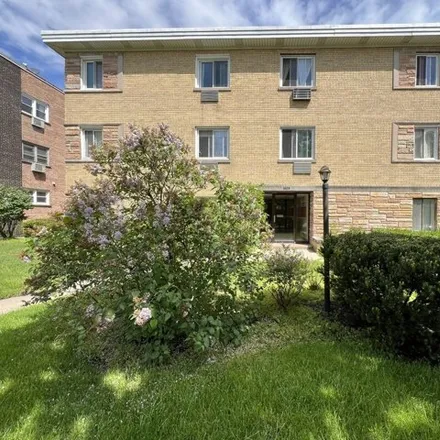 Rent this 2 bed condo on 1609 West Howard Street in Evanston, IL 60202