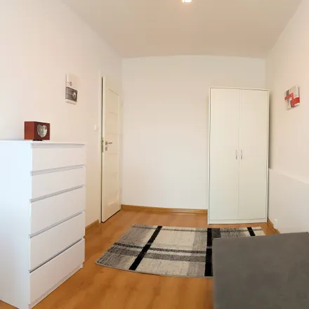 Rent this 5 bed room on Stefana Bryły 10 in 02-685 Warsaw, Poland