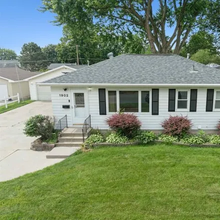 Buy this 3 bed house on 1902 E Mitchell St in Waterloo, Iowa