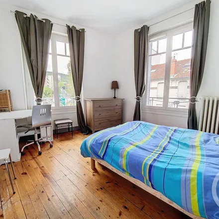 Rent this 2 bed apartment on 8 rue de l'Ecorchade in 63400 Chamalières, France