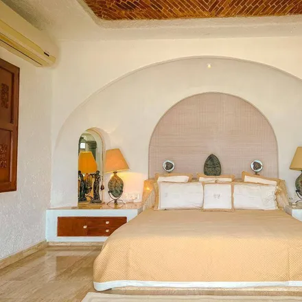Rent this 4 bed house on Las Brisas in Fraccionamiento Club Res Las Brisas, 39300 Acapulco