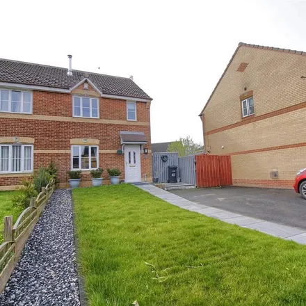 Rent this 3 bed duplex on Farthingale Way in Middlesbrough, TS8 9RW