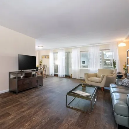 Image 7 - 300 Martine Avenue, City of White Plains, NY 10601, USA - Apartment for sale