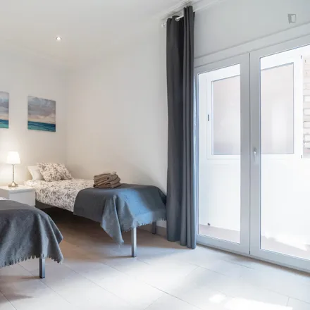 Rent this 4 bed room on Bismillah in Carrer de Pi i Margall, 08001 Barcelona