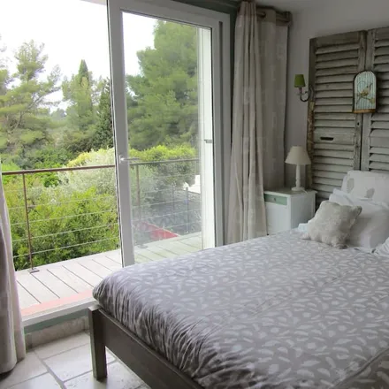 Rent this 3 bed house on 83740 La Cadière-d'Azur