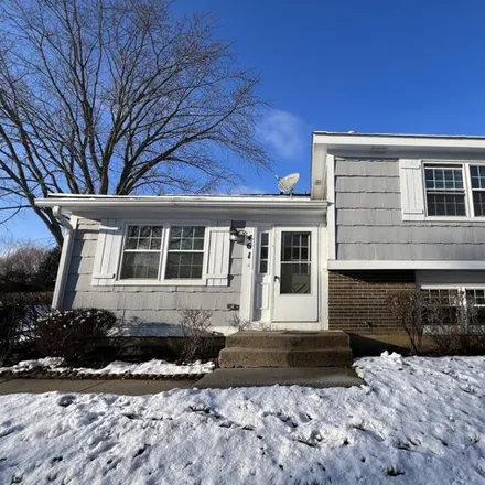 Rent this 3 bed townhouse on Extra Space Storage in Brookwood Court, Vernon Hills