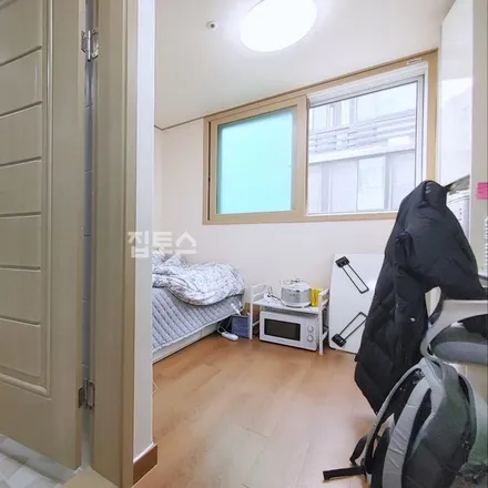 Rent this studio apartment on 서울특별시 동대문구 휘경동 183-203