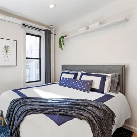 Image 3 - 218 East 82nd Street, New York, NY 10028, USA - Apartment for sale