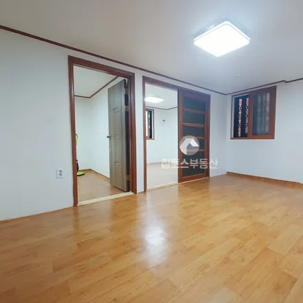 Rent this 3 bed apartment on 서울특별시 송파구 삼전동 174-6
