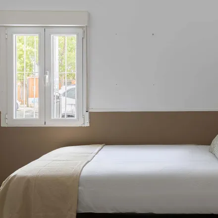 Rent this 2 bed room on Biblioteca María Moliner in Calle Daoíz, 28903 Getafe