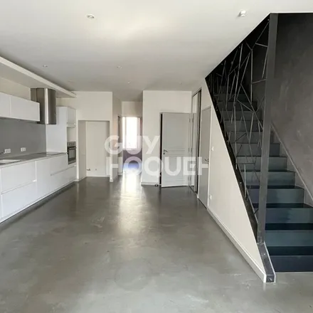 Rent this 3 bed apartment on 3 Place de l'Hôtel de Ville in 42000 Saint-Étienne, France