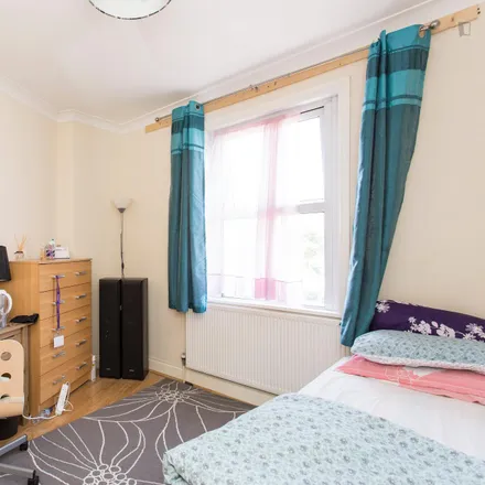 Rent this 5 bed room on 10 Wulfstan Street in London, W12 0AH