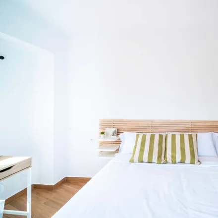 Rent this 1 bed room on Avinguda del Primat Reig in 68, 46010 Valencia