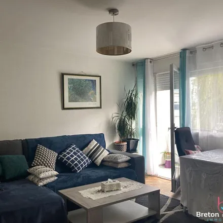 Rent this 2 bed apartment on 1 Rue Souchu Servinière in 53000 Laval, France