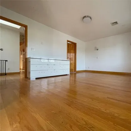 Image 6 - 56-30 197th Street, New York, NY 11365, USA - House for rent