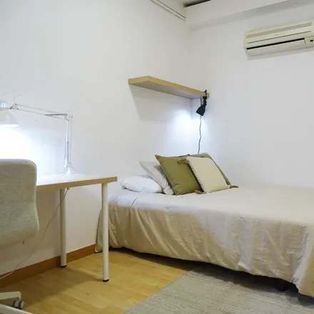 Rent this 3 bed room on Carrer de Pallars in 320, 08005 Barcelona