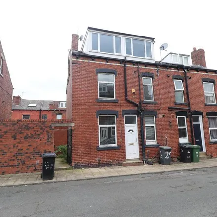 Rent this 3 bed house on Barden Mount in Leeds, LS12 3DX