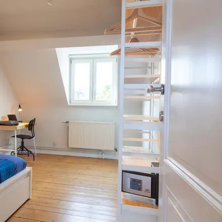 Rent this 7 bed room on Rue Alphonse Renard - Alphonse Renardstraat 82 in Uccle - Ukkel, Belgium