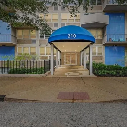 Buy this 2 bed condo on 1720 Olive Street in St. Louis, MO 63103